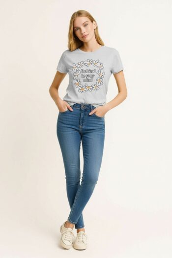 PLAYERA CON FRASE Y DETALLE FLORAL