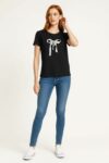 PLAYERA CON MOÑO Y DETALLE PERLAS