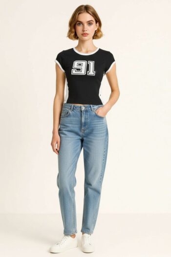 PLAYERA AJUSTADA CON LETRAS FRONTALES