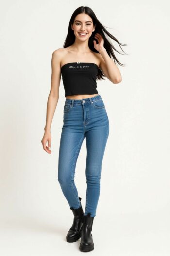 PLAYERA ESTRAPLE CON DETALLE BORDADO