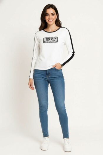 PLAYERA CON DETALLE DECORATIVO