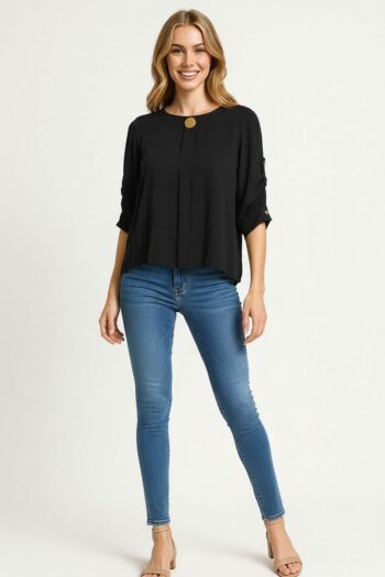BLUSA CON BOTÓN DECORATIVO