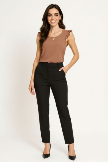 BLUSA CON ESCOTE TIPO GOTA