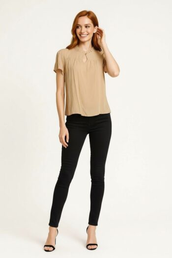 BLUSA CON ESCOTE GOTA Y BOTÓN