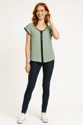 BLUSA CON CONTRASTE Y DETALLE CENTRAL