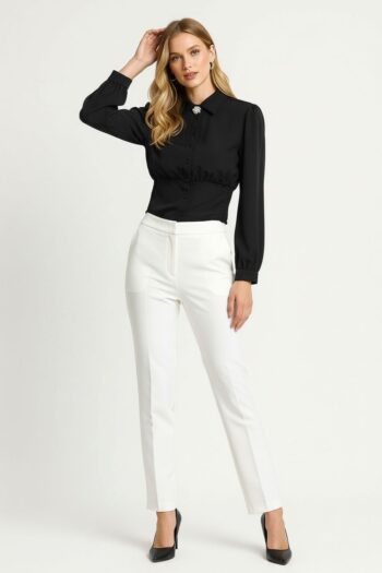 BLUSA CON BROCHE DECORATIVO