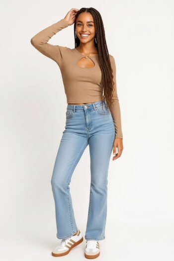 PLAYERA ESCOTE FRONTAL CON ARGOLLA