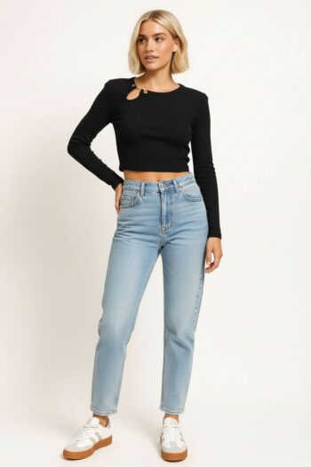 PLAYERA CROP CON DETALLE METÁLICO