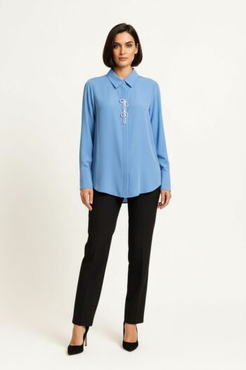 BLUSA CON DETALLE DE MOÑOS