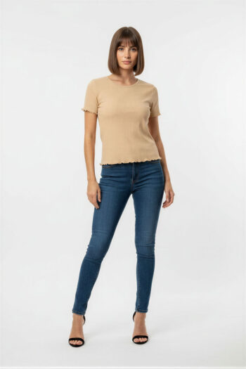 PLAYERA AJUSTADA CUELLO REDONDO DETALLE