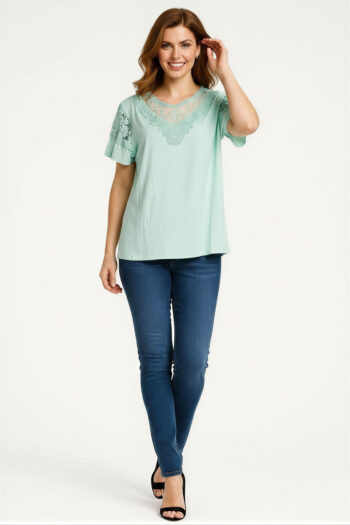 PLAYERA DETALLE BORDADO CUELLO
